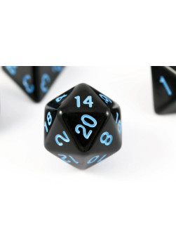 Kość K20 - matowa czarna (niebieskie cyfry)